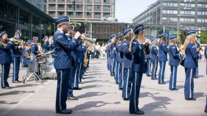 Närpes Skolmusikkår i samband med ett uppträdande på Narinken i Helsingfors. Närpes skolmusikkår på Narinken i Helsingfors.