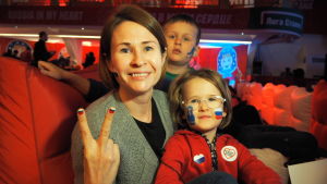 Barnen och Inna Krivalapova trivs på OS. Inna Krivalapova trivs på OS med sin familj.