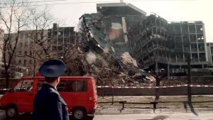 En rysk militär delegat på besök bevittnar inrikesministeriet byggnad i Belgrad som demolerats av en Natobomb 3 april 1999. En rysk militär delegat på besök bevittnar inrikesministeriet byggnad i Belgrad som demolerats av en Natobomb 3 april 1999.