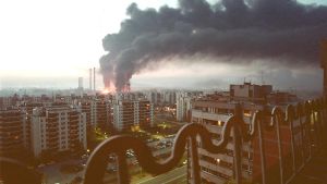 Den 4 april 1999 träffade Natos bomber ett oljeförråd i Novi Belgrad två kilometer från centrala Belgrad. Den 4 april 1999 träffade Natos bomber ett oljeförråd i Novi Belgrad två kilometer från centrala Belgrad.