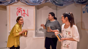 Tre kvinnor som vet vad de vill. På bilden Kim Tauriainen, Lekki Nutchanart och Namwaan Yingsuksantisuk. Foto från Kim, Lekki & Namwaan på Teater Jurkka.