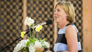 Partiordförande Anna-Maja Henriksson hälsar partimedlemmarna i Vasa stadshus. Anna-Maja Henriksson håller tal i Vasa stadshus inför parftidagen 2019.