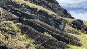 Moai-statyerna höggs ut i stenbrottet vid vulkanen Rano Raraku. Statyer på Påskön