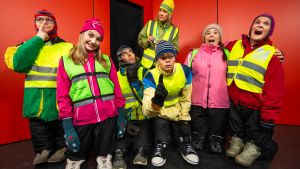 Tobias Reuter, Desireé Kavander, Sebastian Allen, Christoffer Rönnholm, Ida Petersson och Lisa Taulio, med dagistanten Kajsa Sjöman bakom dem. Barn och dagistant i Teaterboulages revy 2020, med skådespelarna Kajsa Sjöman, Tobias Reuter, Desireé Kavander, Sebastian Allen, Christoffer Rönnholm, Ida Petersson och Lisa Taulio.