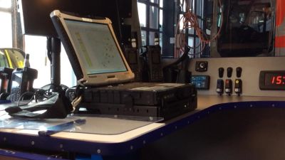 En dator och annan teknisk utrustning i en bil som ska leda ambulansarbetet.