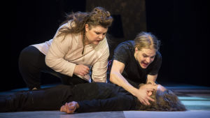 Benvolio ja Romeo kumartuneena Mercution ruumiin ääreen. Rooleissa Sonja Salminen, Olli Riipinen ja Miro Lopperi.