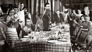 Angeleno (Angelo Rossitto) seisomassa keskellä hääreurueen juhlapöytää elokuvassa Freaks – kummajaiset