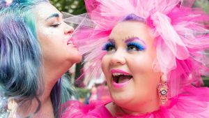 Saara Sarvas ja Jenny Lehtinen Suomen ensimmäisessä Body Pride -kulkueessa Helsingin Esplanadilla elokuussa 2017.