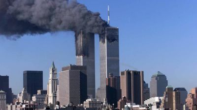 Bild på de två tornen som rammades av flygplan i New York i samband med elfte september attackerna. Det ryker från tornen.