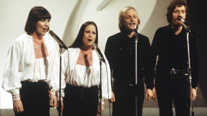 Eurovision laulukilpailujen kotimainen karsinta 1975. Agit Prop -kvartetti. Mona Kamu, Sinikka Sokka, Pekka Aarnio ja Martti Launis. Eurovision laulukilpailujen kotimainen karsinta 1975. Agit Prop -kvartetti. Mona Kamu, Sinikka Sokka, Pekka Aarnio ja Martti Launis. musiikki, yhtyeet, populaarimusiikki