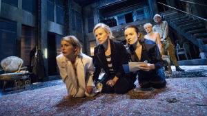 Kansallisteatterin ihastuttavat, kärsivät sisaret: Maša (Emmi Parviainen, Irina (Marja Salo) ja Olga (Elena Leeve). Taka-alalla Soljonyi (Samuli Niittymäki) ja Tuzenbach (Olavi Uusivirta). Huikeat roolisuoritukset! Kolme sisarta kontillaan maassa tuijottamassa eteensä, rooleissa Marja Salo, Emmi Parviainen ja Elena Leeve. Taustalla upseerit Soljonyi (Samuli Niittymäki) ja Tuzenbach (Olavi Uusivirta).