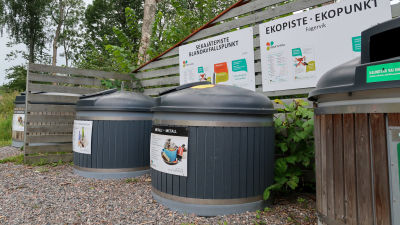 Bild av ekopunkt och blandavfallspunkt i Fagervik där tre containers för avfallsinsamling syns.