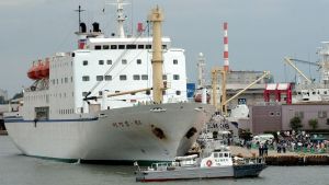 Japan hör till de länder som har förbjudit nordkoreanska fartyg i sina hamnar. Färjan Mangyongbong-92 var ett av de sista nordkoreanska fartygen som seglade till Japan före förbudet år 2003. Japan hör till de länder som har förbjudit nordkoreanska fartyg i sina hamnar. Färjan Mangyongbong-92 var ett av de sista nordkoreanska fartygen som seglade till Japan före förbudet år 2003