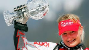 Tanja Poutiainen tar sig in bland de fem främsta i den totala slalom- eller storslalomcupen 15 gånger. Kristallbollen i egenskap av etta tilldelas hon tre gånger. Tanja Poutiainen med kristallbollen 2005.