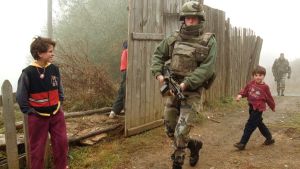 En fransk soldat som patrullerar Mitrovica regionen 1999. Området ansågs inte vara säkert för dess invånare. Det är nu delar av det här området som Kosovo potentiellt skall byta mot Serbiens Presevo dal. En fransk soldat som patrullerar Mitrovica regionen 1999. Området ansågs inte vara säkert för dess invånare. Det är nu delar av det här området som Kosovo potentiellt skall byta mot Serbiens Presevo dal.