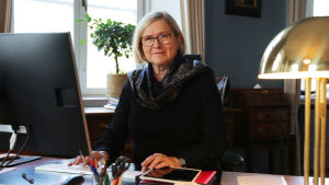 Moira von Wright är glad över att rektorskansliet flyttade till Humanisticum så att hon kan vara närmare studeterna. Åbo Akademis första kvinnliga rektor Moira von Wright vid sitt skrivbord