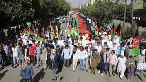 Hazarernas demonstration i Kabul innan självmordsbombarna slog till 23.7.2016