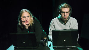Laura Malmivaara och Jarkko Niemi som arbetskompisar i Kauheat lapset på Takomo. Laura Malmivaara och Jarkko Niemi i Kauheat lapset på Teatteri Takomo.