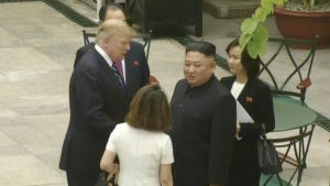 Trump och Kim sågs tillsammans i en hotellträdgård i Hanoi på torsdagsmorgonen finsk tid. Trump och Kim tog tillsammans en kort promenad genom en hotellträdgård i Hanoi.