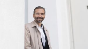 Målet är att öka SFP:s andel i fullmäktigesalarna till mer än fem procent, säger partisekreterare Fredrik Guseff partisekreterare ler mot kameran