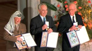 Yassir Arafats toppmöte i USA år 2000 må ha slutat i ett misslyckande, men han, Shimon Peres och Yitzhak Rabin fick fredspriset 1994. Jasser Arafat, Shimon Perez ja Jitzhak Rabin vastaanottavat Nobelin rauhanpalkinnon vuonna 1994