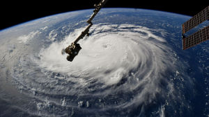 Fler och häftigare stormar, torka, stigande havsyta och långa allvarliga värmeböljor kommer att kräva liv och miljarder, varnar rapporten. Fotografiet av orkanen Florence togs på den internationella rymdstationen ISS