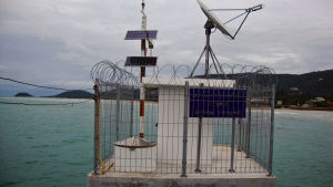Mätstationerna vid kusten skickar data till Bangkok. Havsvattenståndet övervakas ständigt i Thailand. Här med det finlänska företaget Vaisalas utrustning.