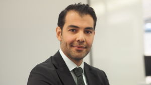 Hussen al-Taee som är fredsmäklare reser regelbundet till Bagdad. Hussein Al-Taee jobbar för CMI med att förmedla Irak