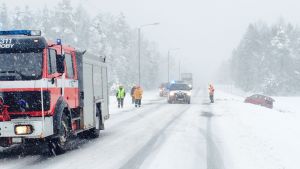 Genom att fota eller filma trafikolyckor kan man orsaka flera olyckor. Trafiken avbruten på riksåttan i Kronoby efter älgkrock.