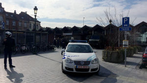 Poliser på plats i Simonis som ligger nära Molenbeek där terrormisstänkte Salah Abdeslam greps förra veckan. Poliser på plats i Simonis som ligger nära Molenbeek där terrormisstänkte Salah Abdeslam greps förra veckan.