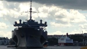 USS Mount Whitney låg för ankar mitt i Stockholm för några dagar sedan. En "artighetsvisit" kallades besöket, i samband med Baltops-övningen i Östersjön. USS Mount Whitney låg för ankar mitt i Stockholm för några dagar sedan. En "artighetsvisit" kallades besöket, i samband med Baltops-övningen i Östersjön.