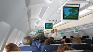 Då ett flygbolag går i konkurs upphör oftast verksamheten direkt. Inne i ett flygplan, vy från passagarerarsäte mitt i planet.