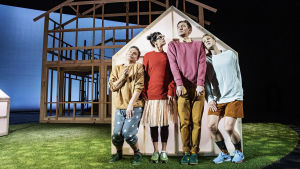 Barndomen som Arvid minns den. På bilden Patrick Henriksen, Cecilia Paul, Mitja Sirén och Dennis Nylund. Foto från Landet på Svenska Teatern.