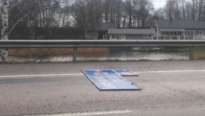Ett trafikmärke hade slitits loss i stormen på Pojoviksbroarna i Ekenäs. ETt trafikmärke ligger på en landsväg efter en storm.