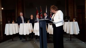 Sveriges miljöminister Isabella Lövin undertecknar klimatöverenskommelsen. Sveriges miljöminister Isabella Lövin undertecknar klimatöverenskommelsen.