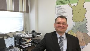 Brandmannaförbundets direktör Kim Nikula anser att nödcentralerna snart själva är i nöd om de inte tar itu med vantrivseln bland operatörerna. Var tredje 112-operatör hör till hans förbund. brandmannaförbundet direktör Kim Nikula