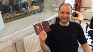 Journalisten Sam Kingsley är glad över sitt nya finska pass och sitt dubbla medborgarskap. Sam KIngsley visar upp sitt nya finska pass