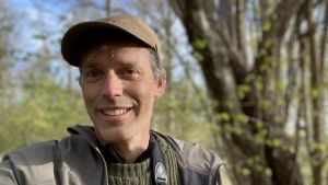 Mänskligheten klarar sig inte utan pollinerare, konstaterar biolog Per Bengtson på Naturskyddsföreningen i Sverige. De driver kampanjen Operation: Rädda bina och säger att folk rapporterar in räddningsaktioner från hela landet. Per Bengtson, Naturskyddsföreningen i Sverige