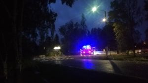 Brandmännen får agera skogshuggare i Smedsby i Korsholm. En brandbil står intill en omkullfallet träd.