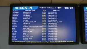 Så här såg det ut på flygplatserna i Europa då Eyjafjallajökull-vulkanen hade utbrott 2010. Informationstavla på flygplats med inställda flygturer.