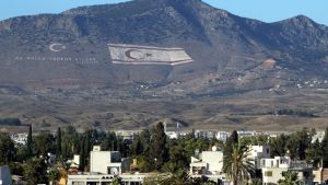 Den turkiska flaggan på sluttningen av berget Pentadaktylos i Cypern Stad och berg. På bergssidan ovanför staden har man fäst stora flaggor.