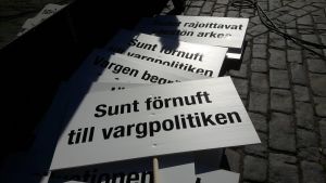 Några av plakaten på måndagens demonstration plakat på vargdemonstration i Vasa