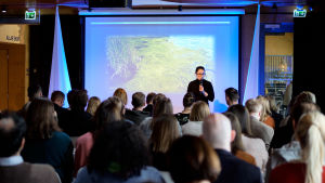 Anna Törnroos-Remes presenterar teamets förslag. Anna Törnroos-Remes presenterar teamet Bivalvias förslag för att förbättra Östersjön.