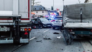 Dådet ägde rum nära järnvägsstationen i Limburg. Krockskadade bilar invid en långtradare.