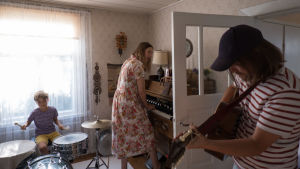 Nästan hela familjen Neuman spelar Burning Heartslåten Burn burn burn tillsammans. Ett barn och två vuxna spelar musik tillsammans, trummor, tramporgel och gitarr.
