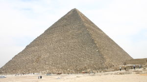 Under de gamla och mellersta rikens tid byggdes de kungliga gravarna i första hand i form av pyramider. Yksi Gizan pyramideista.
