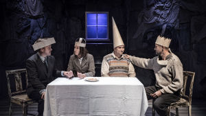 Purimfest på den tavastländska landsbygden. På bilden Riko Eklundh, Janina Berman, Kristofer Möller och Mikael Andersson. Foto från Svenska Teaterns uppsättning av Tro.