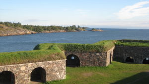 Stranden på Sveaborg i Helsingfors var den mest nedskräpade och hade den högsta andelen av mikroplaster. Suomenlinnan linnoitusmuureja ja merta kesällä Kustaanmiekan kohdalta.