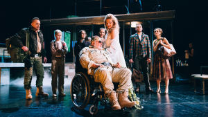 Den gamle kungen omgiven av sitt hov. I mitten Esko Salminen som kung Duncan och Katariina Kaitue som Lady Macbeth. Foto från Macbeth på Nationalteatern. I mitten Esko Salminen och Katariina Kaitue som kung Duncan och Lady Macbeth.