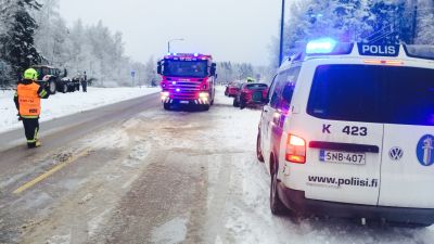 Bilar i olycka på Larsmovägen